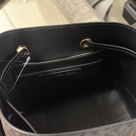 MICHAEL KORS 35F2GM9M1B MERCER SMALL BUCKET DRAWSTRING CROSSBODY IN BLACK - Picture 9 of 16